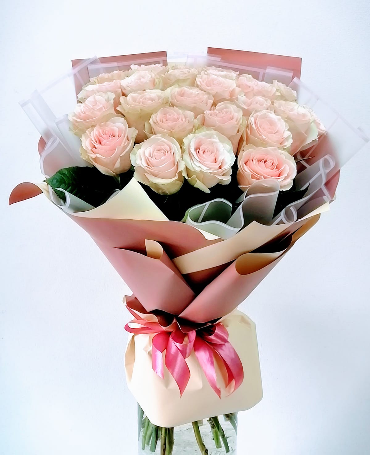 Коробка с нежно розовой розой сорта Фрутетто