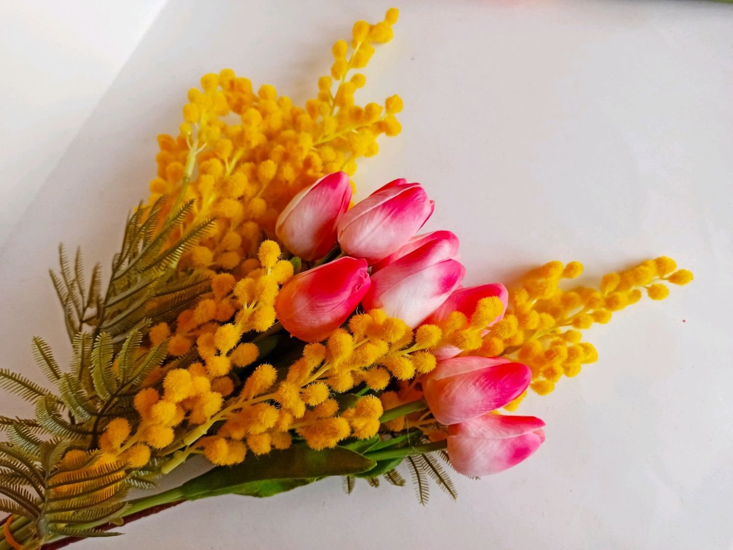 Цветок Крокус и мимозу