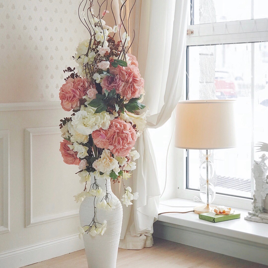 напольная ваза с цветами в интерьере в гостиной