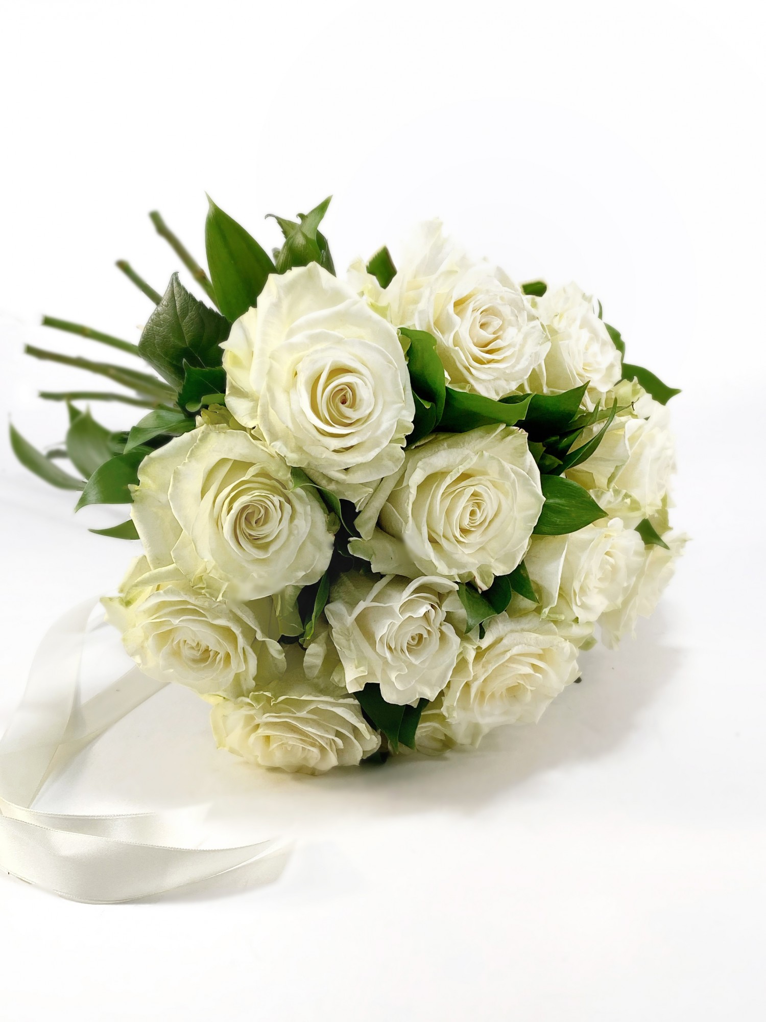 Розы Мондиаль белые букет