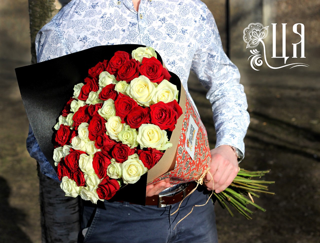 Букет из 51 розы 40 см фото в руках