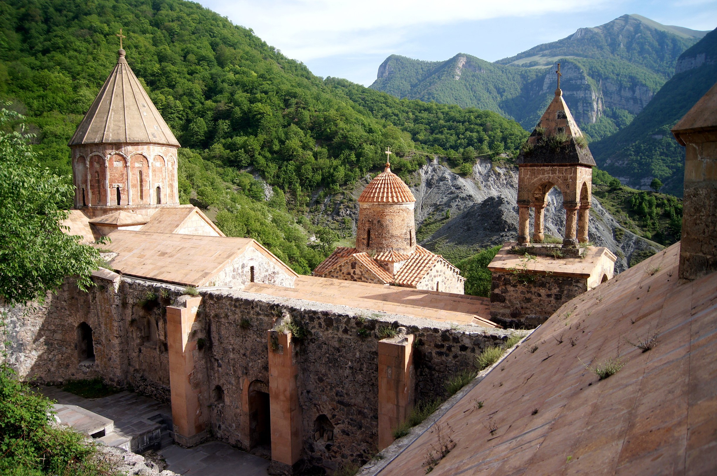 Арцах нагорный. Нагорный Карабах Дадиванк. Монастырь Дадиванк Нагорный Карабах. Карабах Армения гора. Дади Ванк Нагорный Карабах.