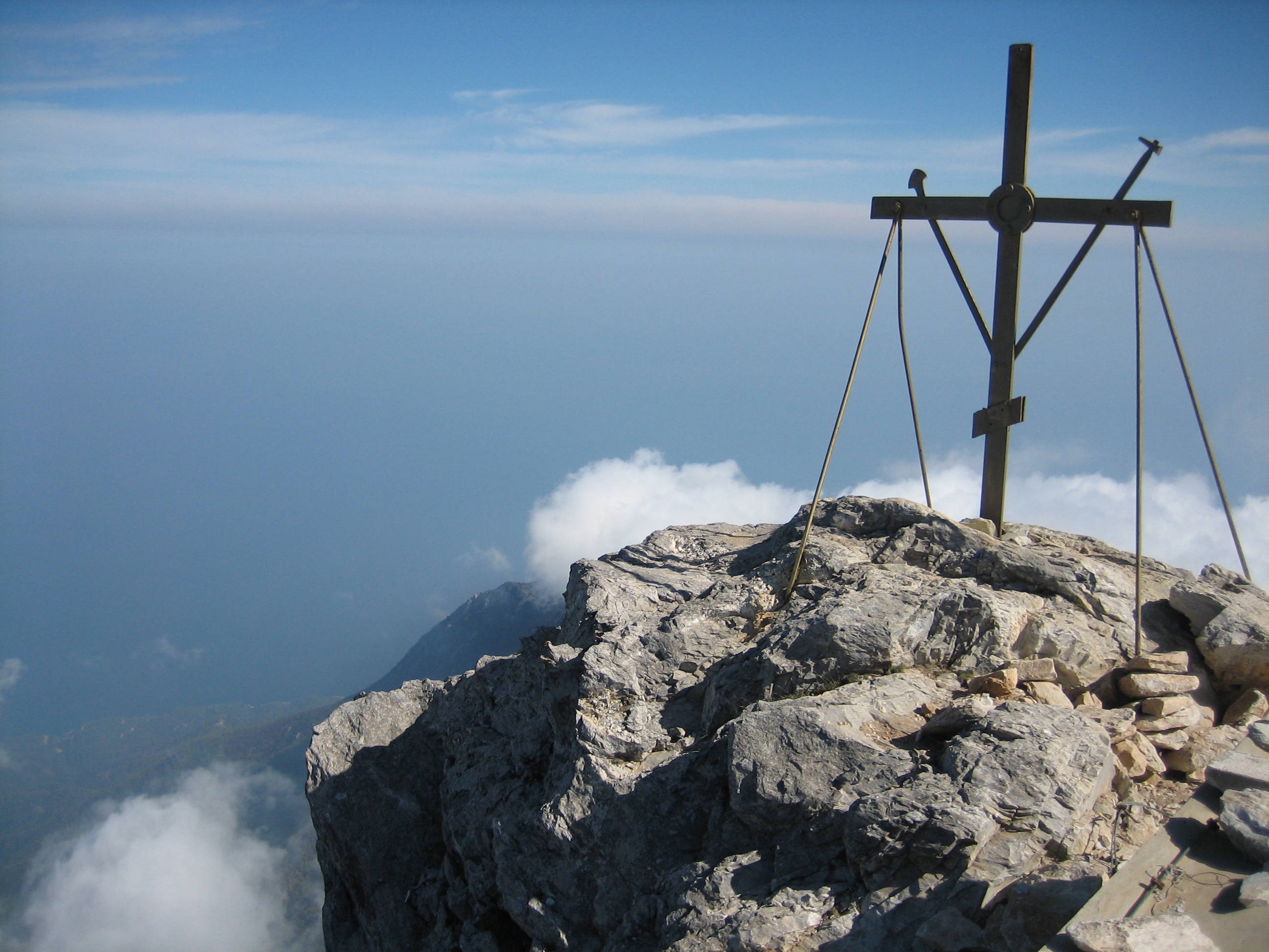 Крест на вершине горы Афон