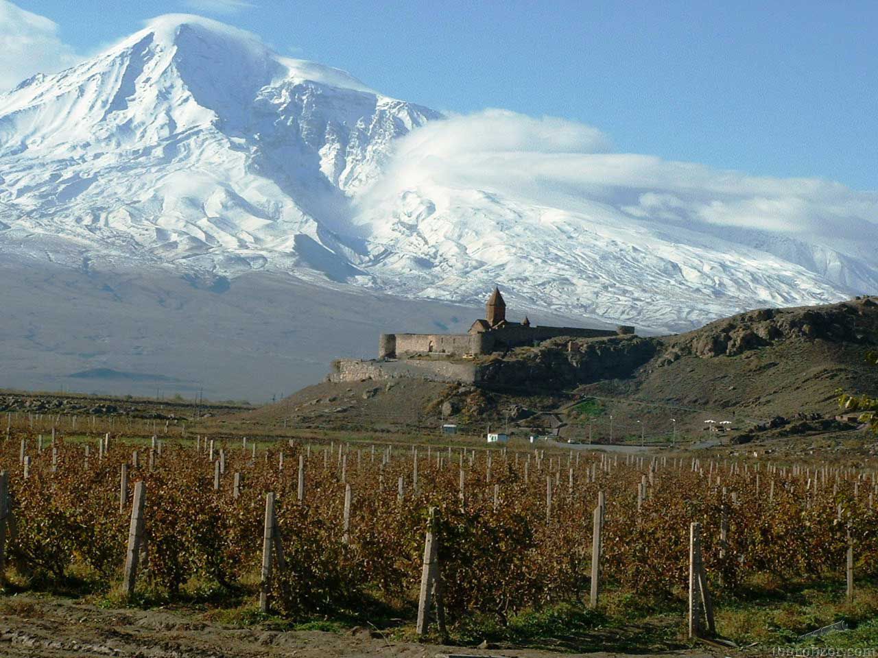 Где находится арарат в армении. Гора Арарат. Граница Армении и Турции Арарат. Арарат граница с Турцией. Гора Арарат в Армении.
