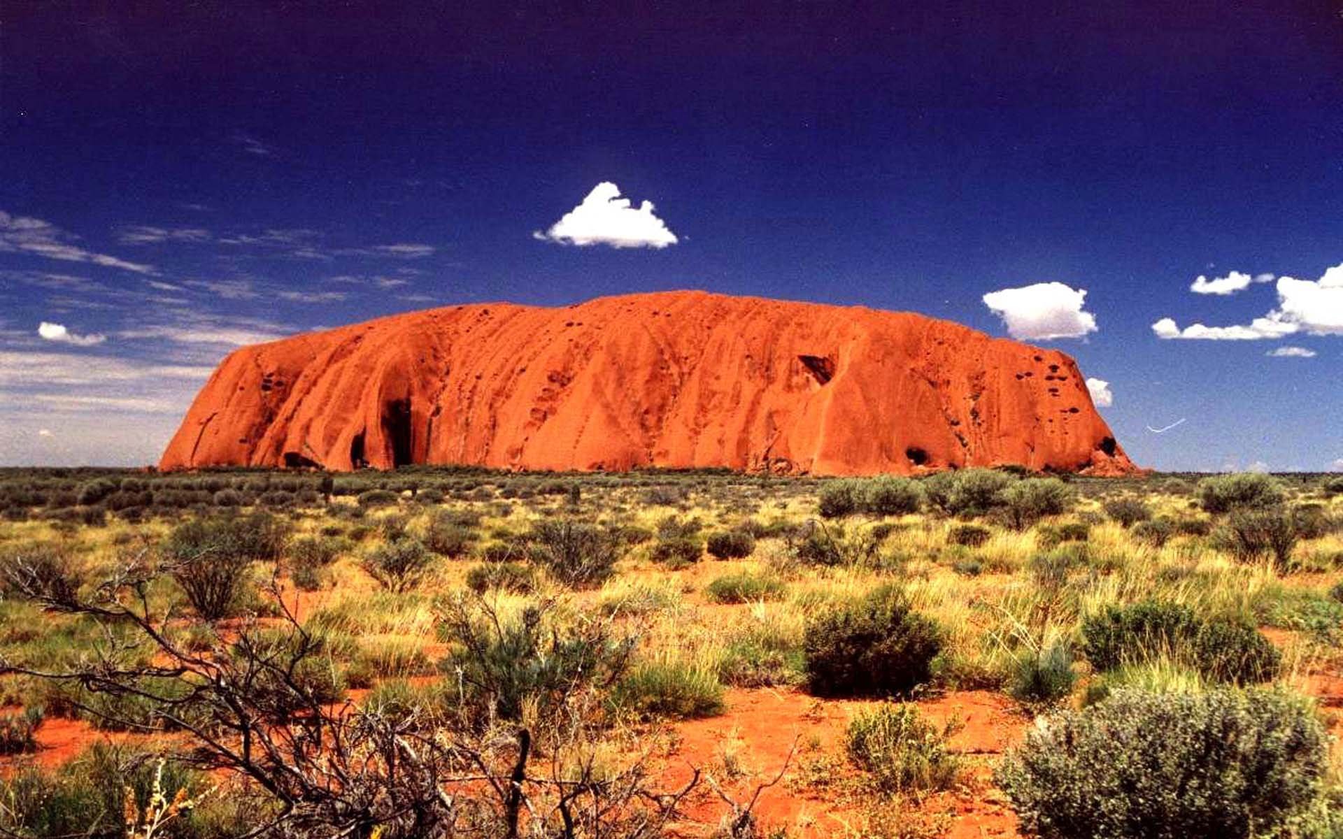 самый большой камень в австралии