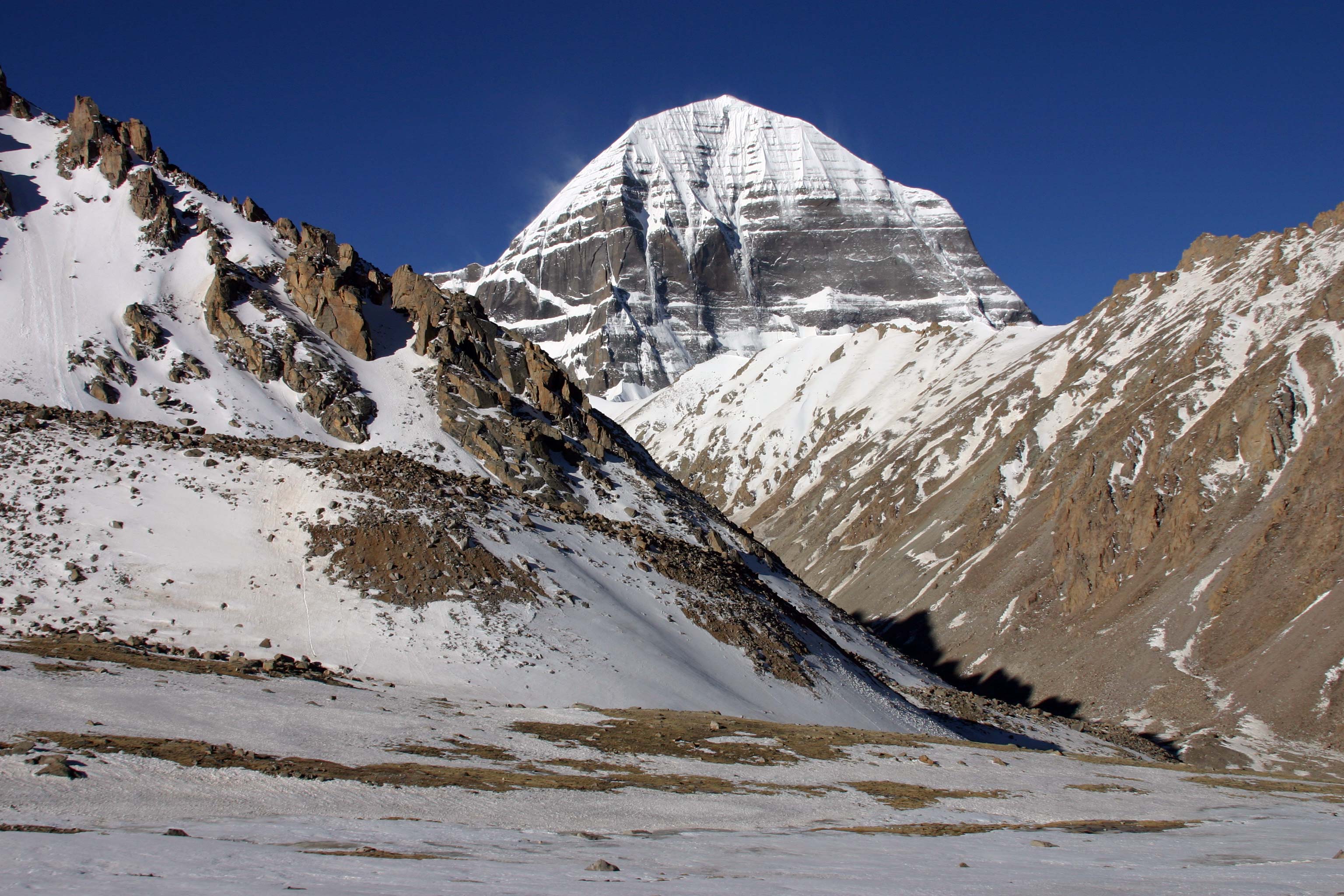 Горы полукругом. Кайлас гора в Тибете. Гора Кайлас пирамида. Кайлас (Кангринбоче). Кайлас гора 2023.
