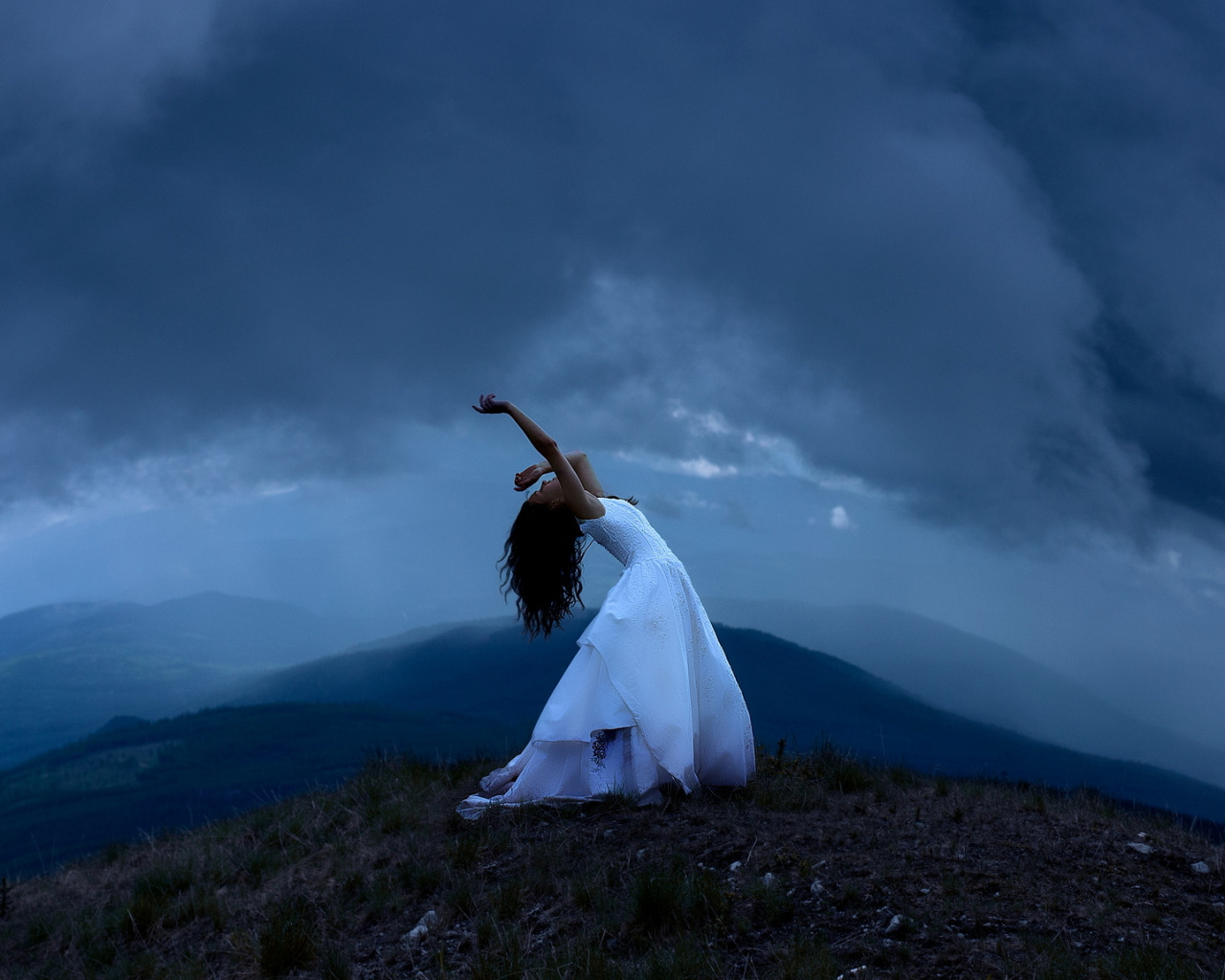 Девушка в длинном платье на горе