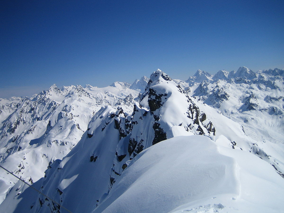 Горы снизу. Гора Эверест снизу. Горы вид снизу. Сильвретта Альпы Австрия достопримечательности. Горы фото снизу.