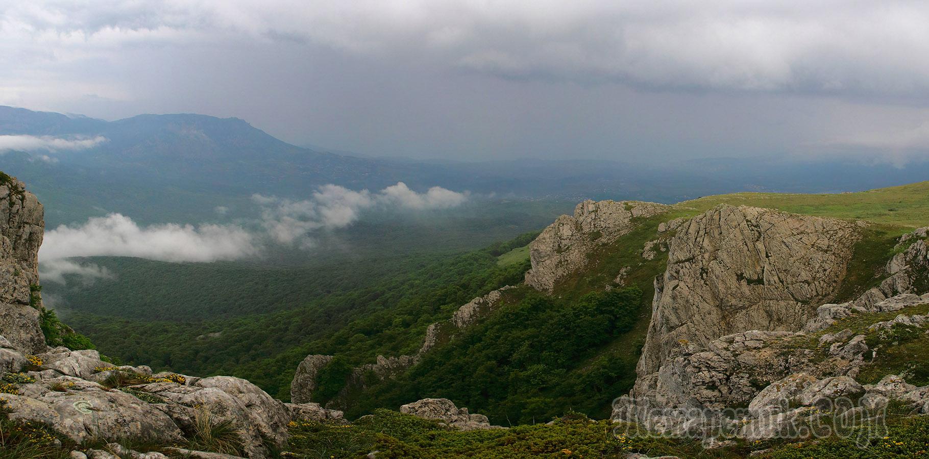 Гора Чатыр Даг в Крыму вид из Севастополя
