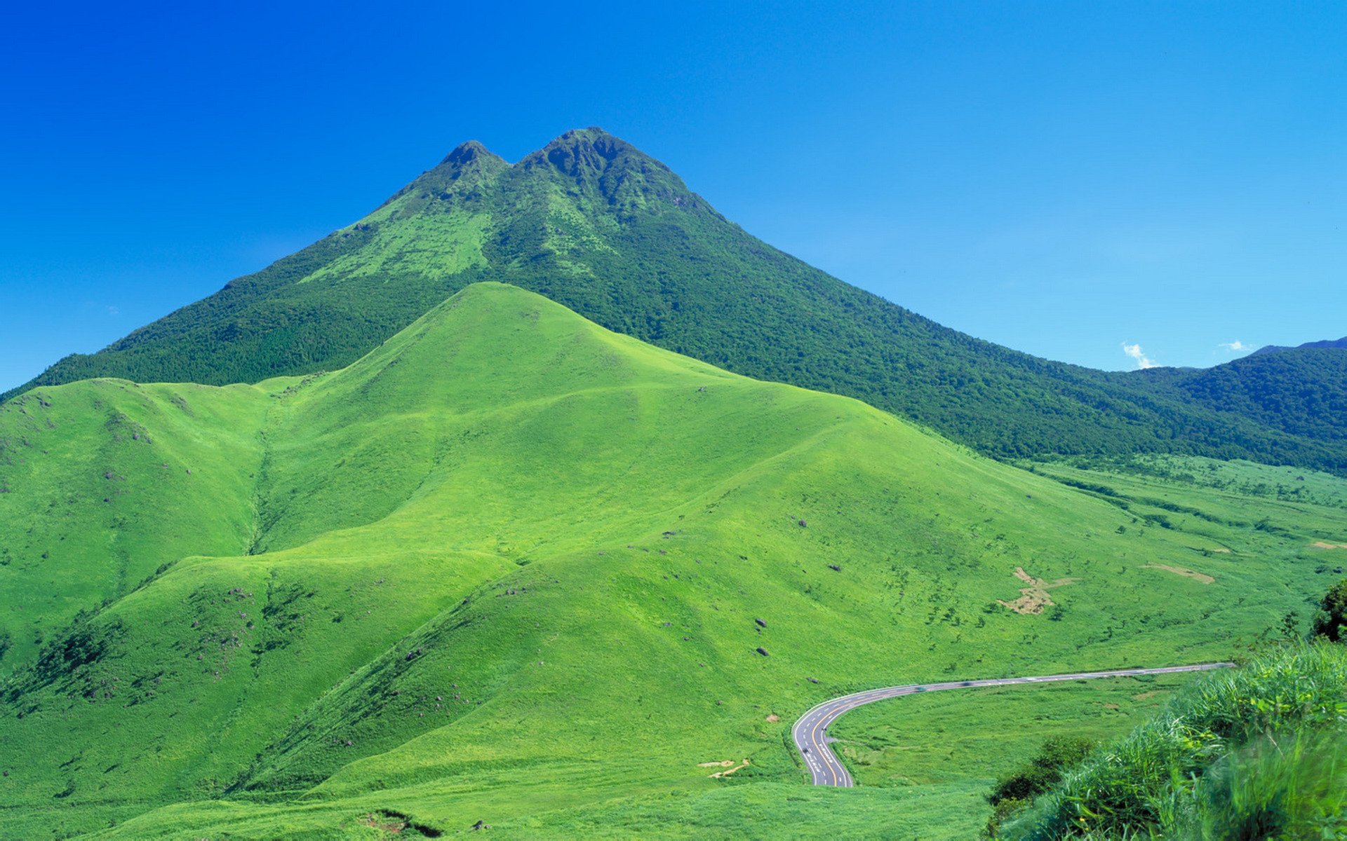 Низкий холм. Грин Маунтин гора. Грин Маунтинс хребет. Холмистая местность Абхазия. Холмы мавекюр Колумбия.