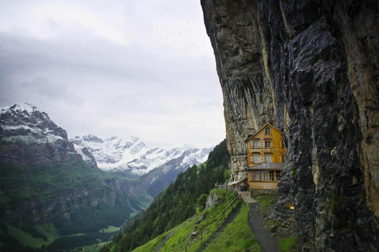 необычные дома в горах