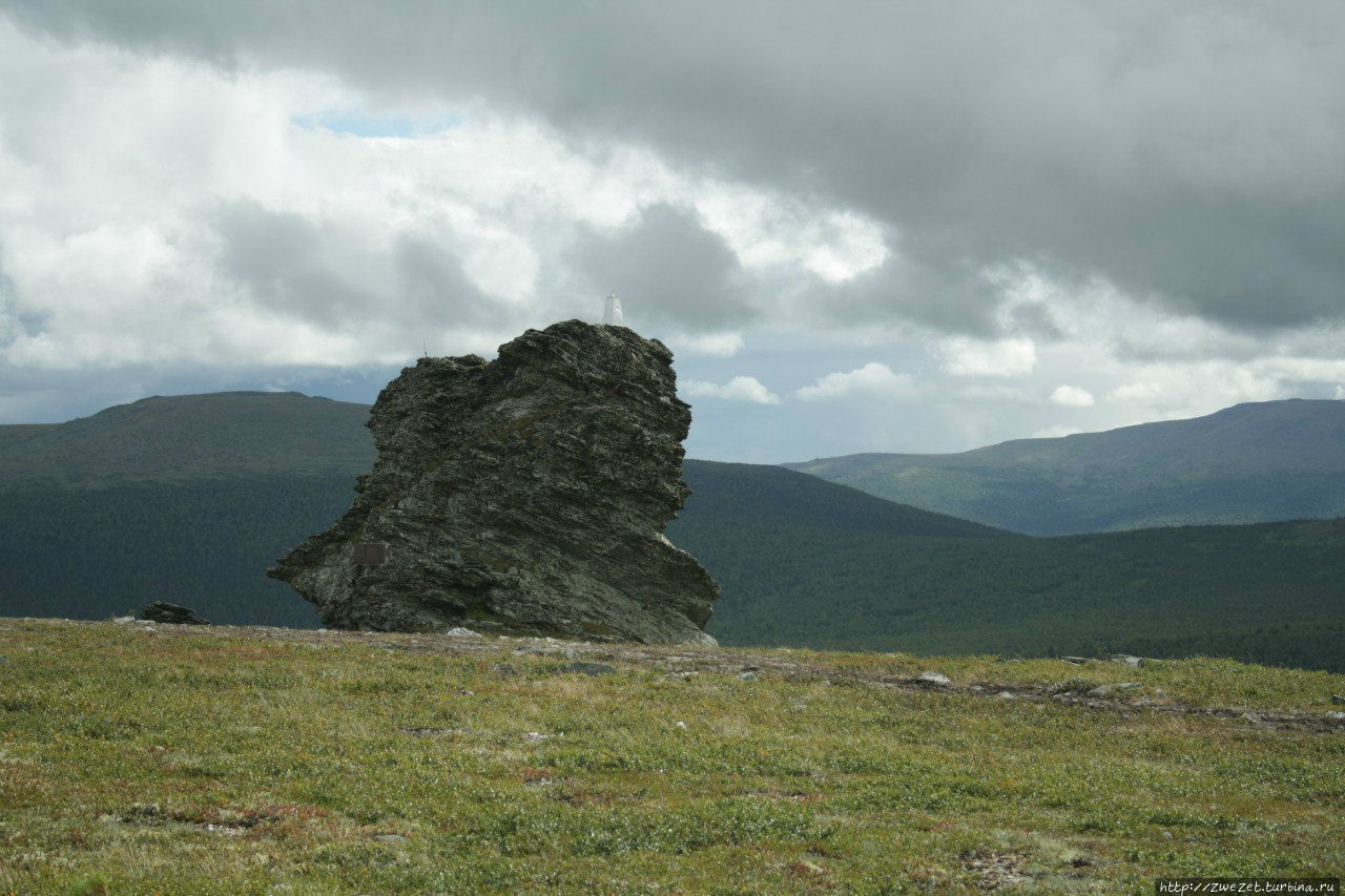 Гора Отортен и памятник