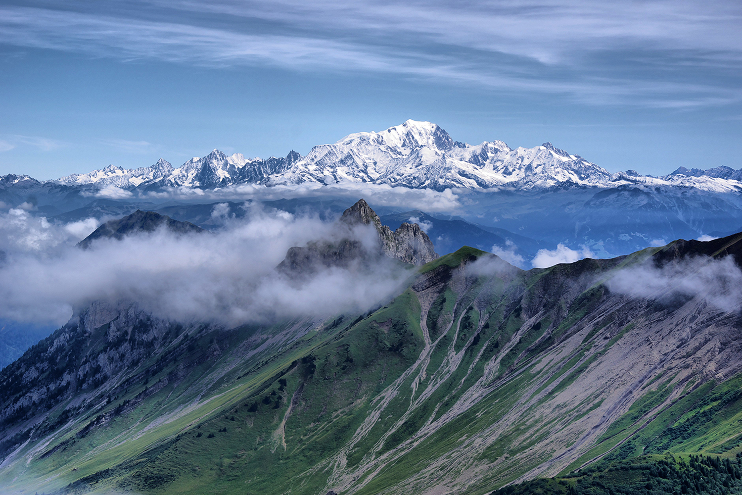 Высочайшие горные массивы. Гора Монблан во Франции. Франция Альпы Монблан. Горный массив Монблан. Самая высокая гора в Европе Монблан.