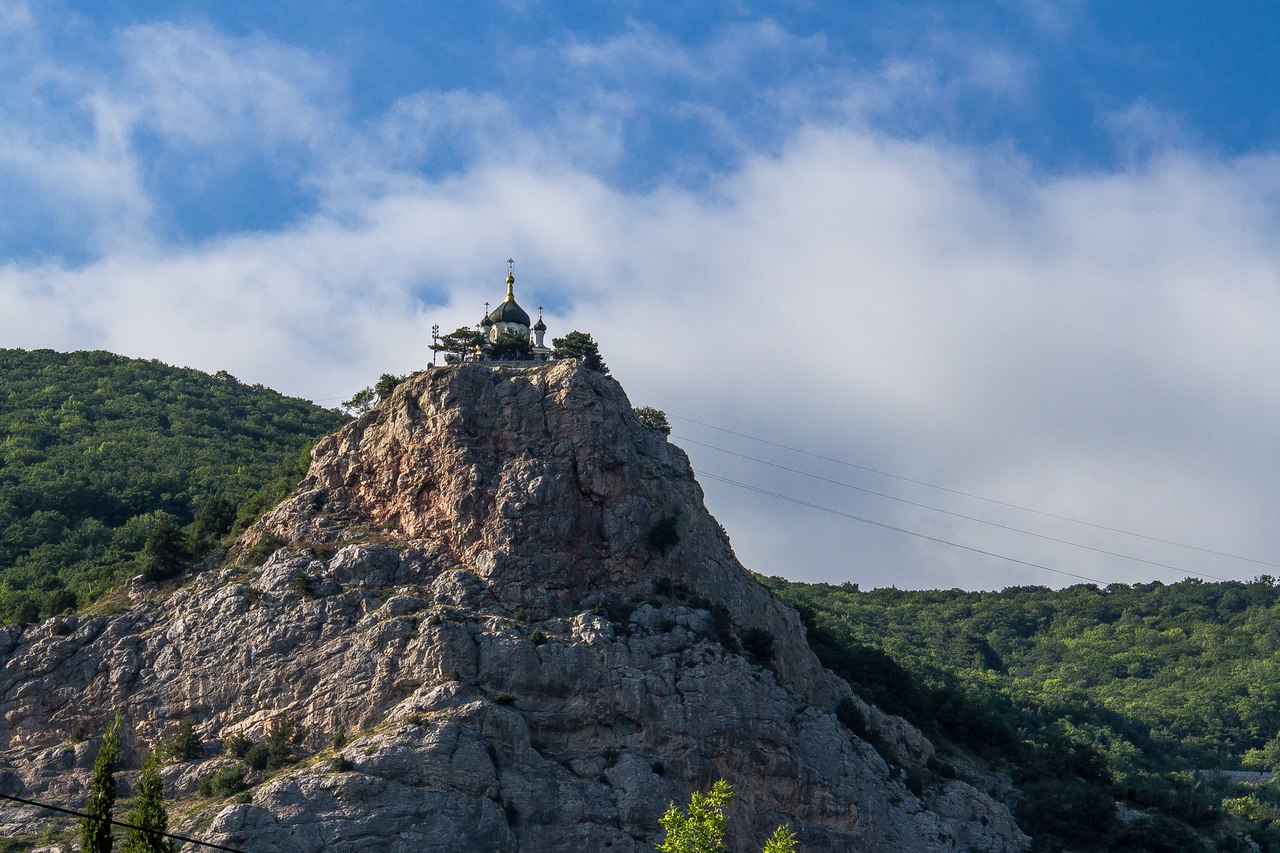 Форосская Церковь в Крыму с дороги