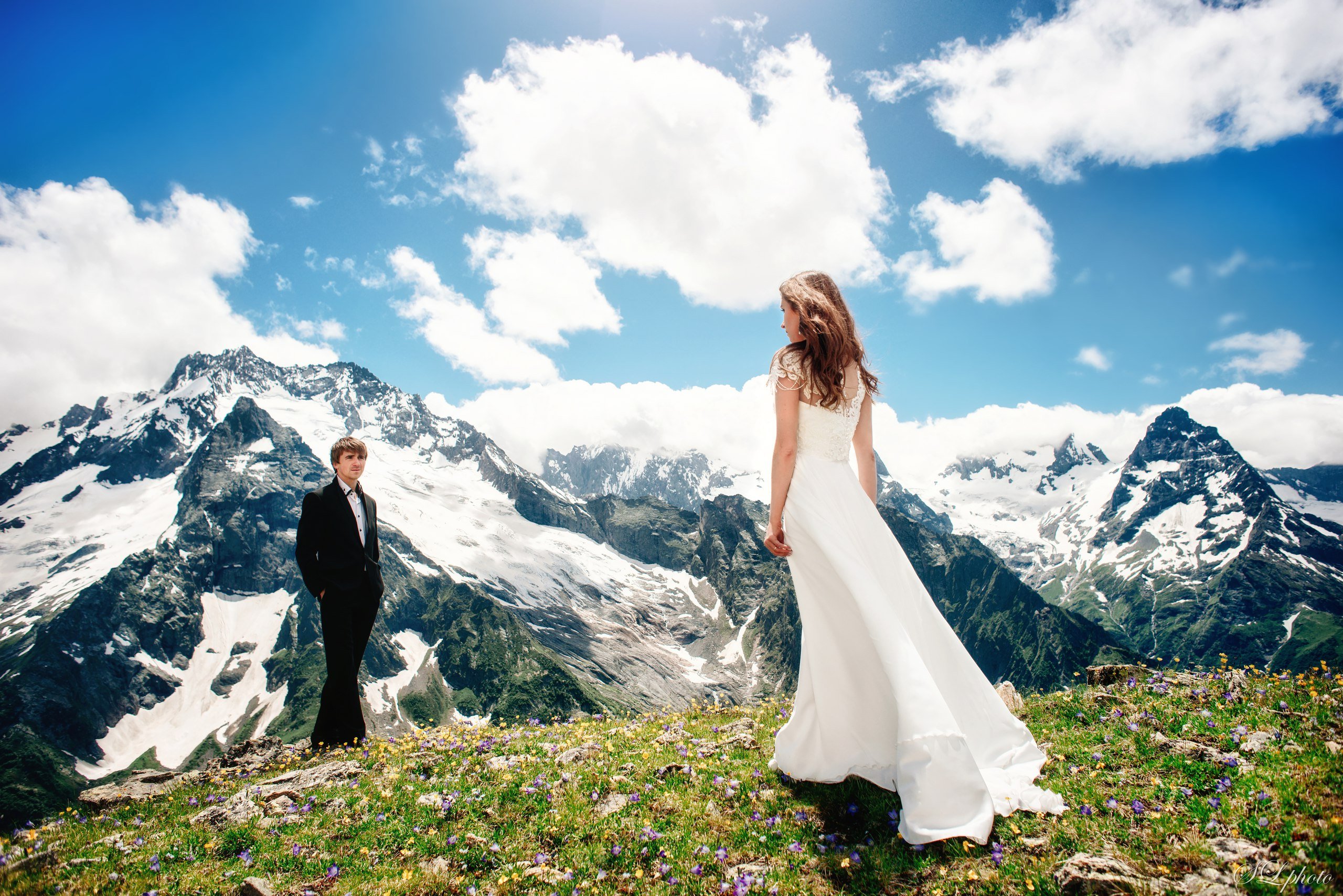 Идеи для фото в горах. Свадьба в горах. Девушка на фоне гор. Фотосессия в горах в платье. Свадебная фотосессия в Домбае.