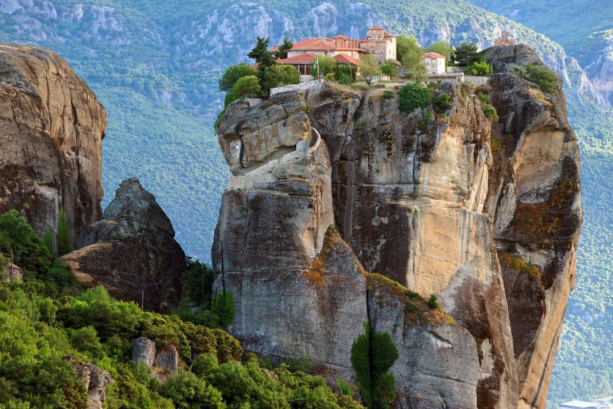 монастыри на горах в греции