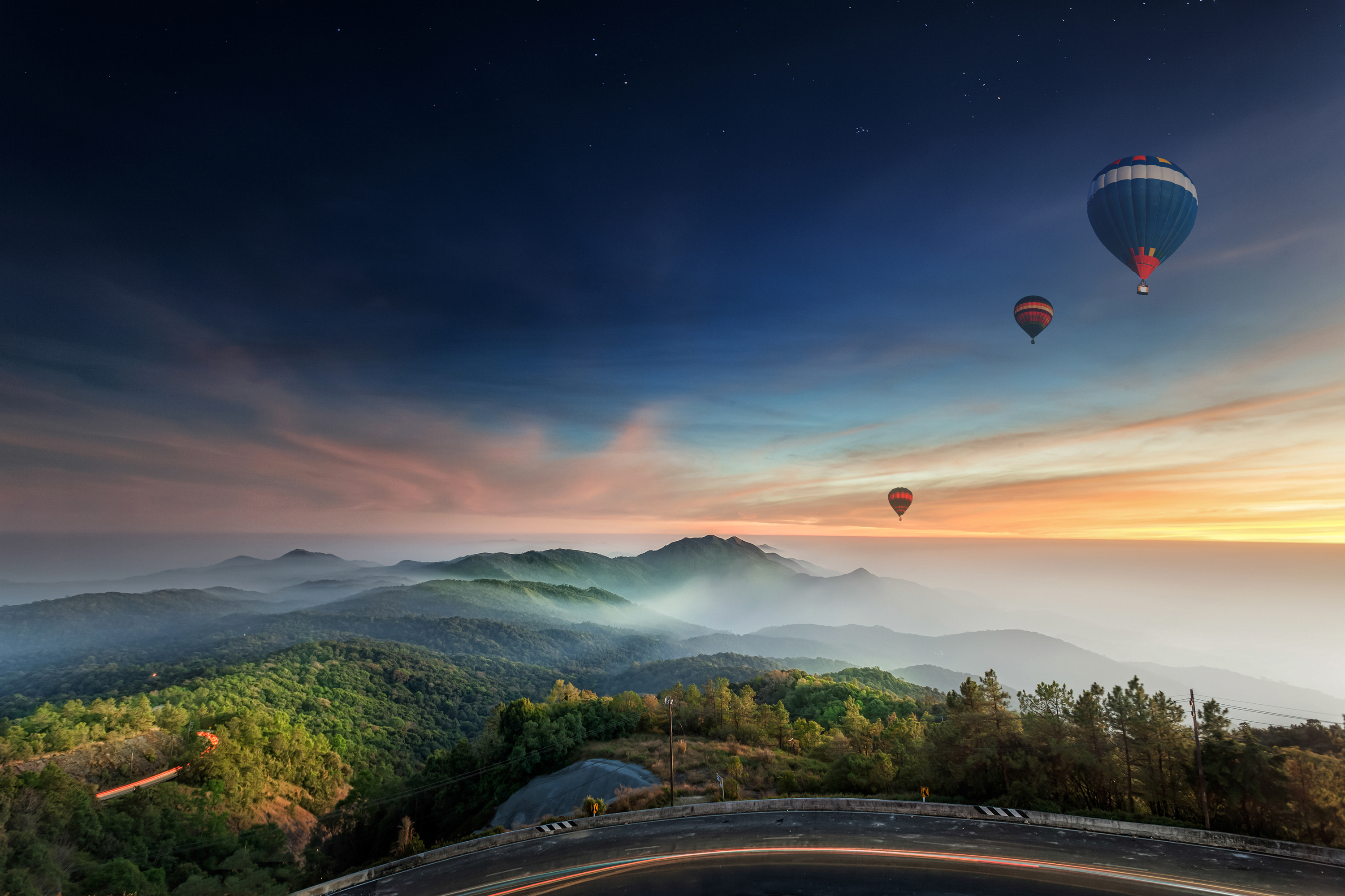 Воздушный шар на дороге. Воздушный шар. Воздушный шар в небе. Воздушные шары в небе горы. Воздушный пейзаж.