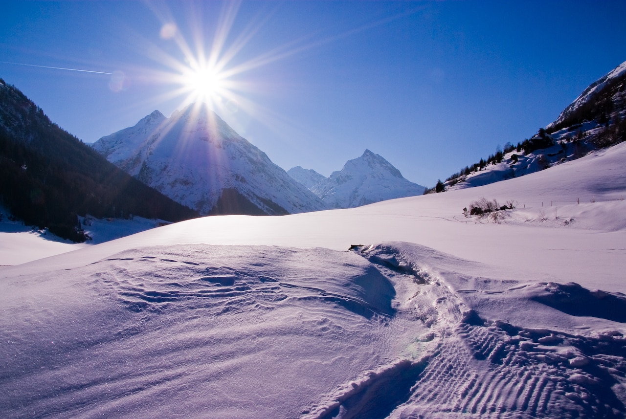Зимние горы и солнце