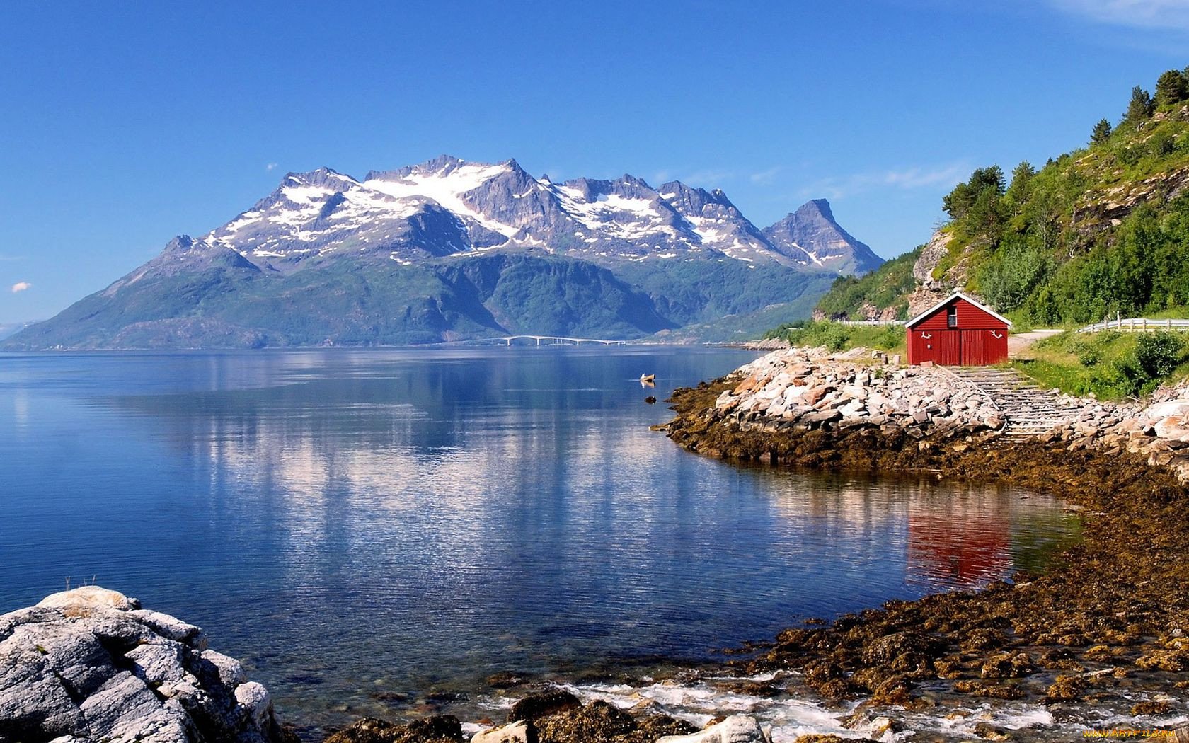 Норвегия домик у озера