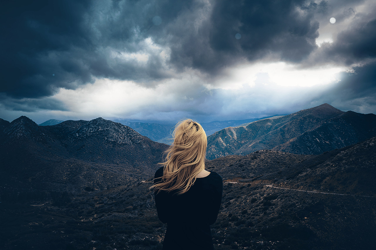 Девушка на фоне гор