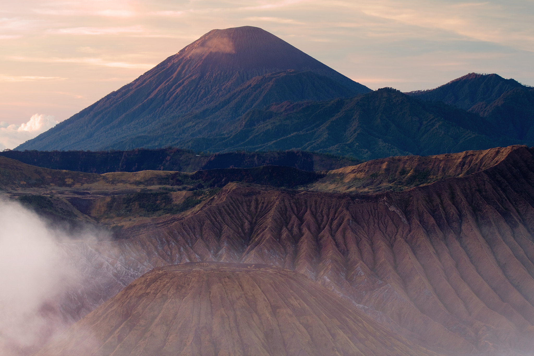 Наивысший вулкан северной америки. Гора Бромо Индонезия. Вулкан Бромо. Вулкан Бромо в Индонезии. Ява Бромо вулканы.