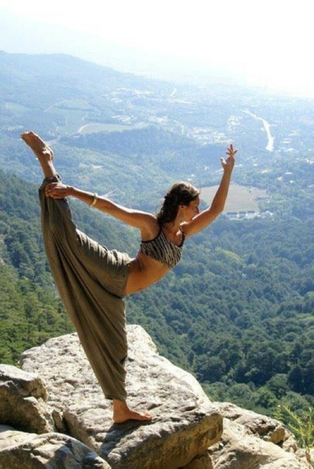 Поза 54. Медитация в горах. Йога в горах. Девушка в горах. Девушка медитирует в горах.