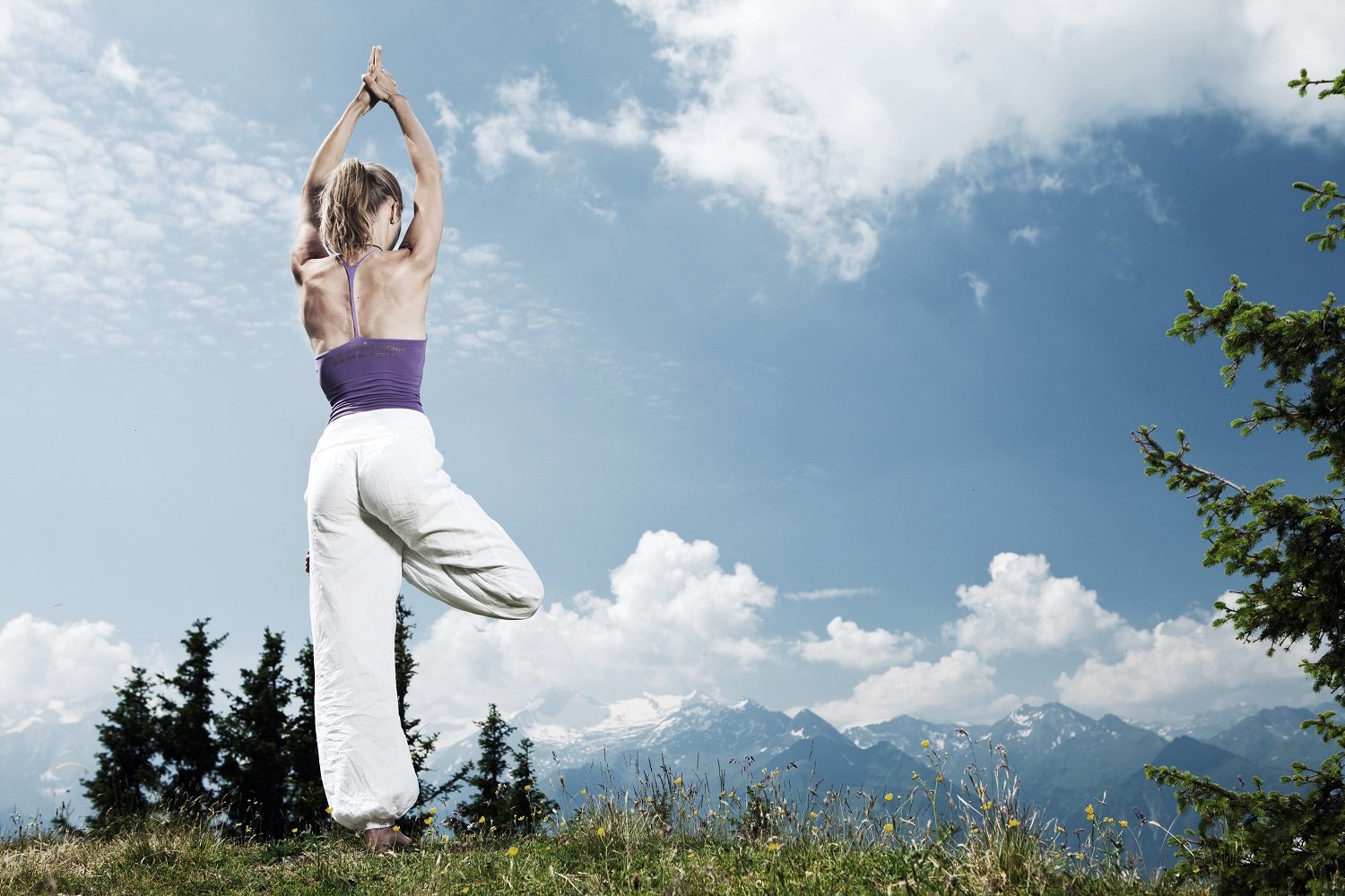 Йог в горах. Йога на фоне природы. Занятия йогой на природе. Йога в горах. Красивая йога.