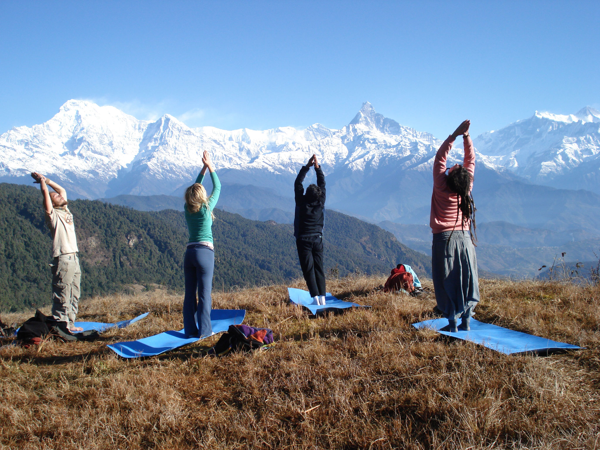Йога в гималаях. Непал Гималаи медитация. Йога в горах Гималаи. Йога ретрит в горах.