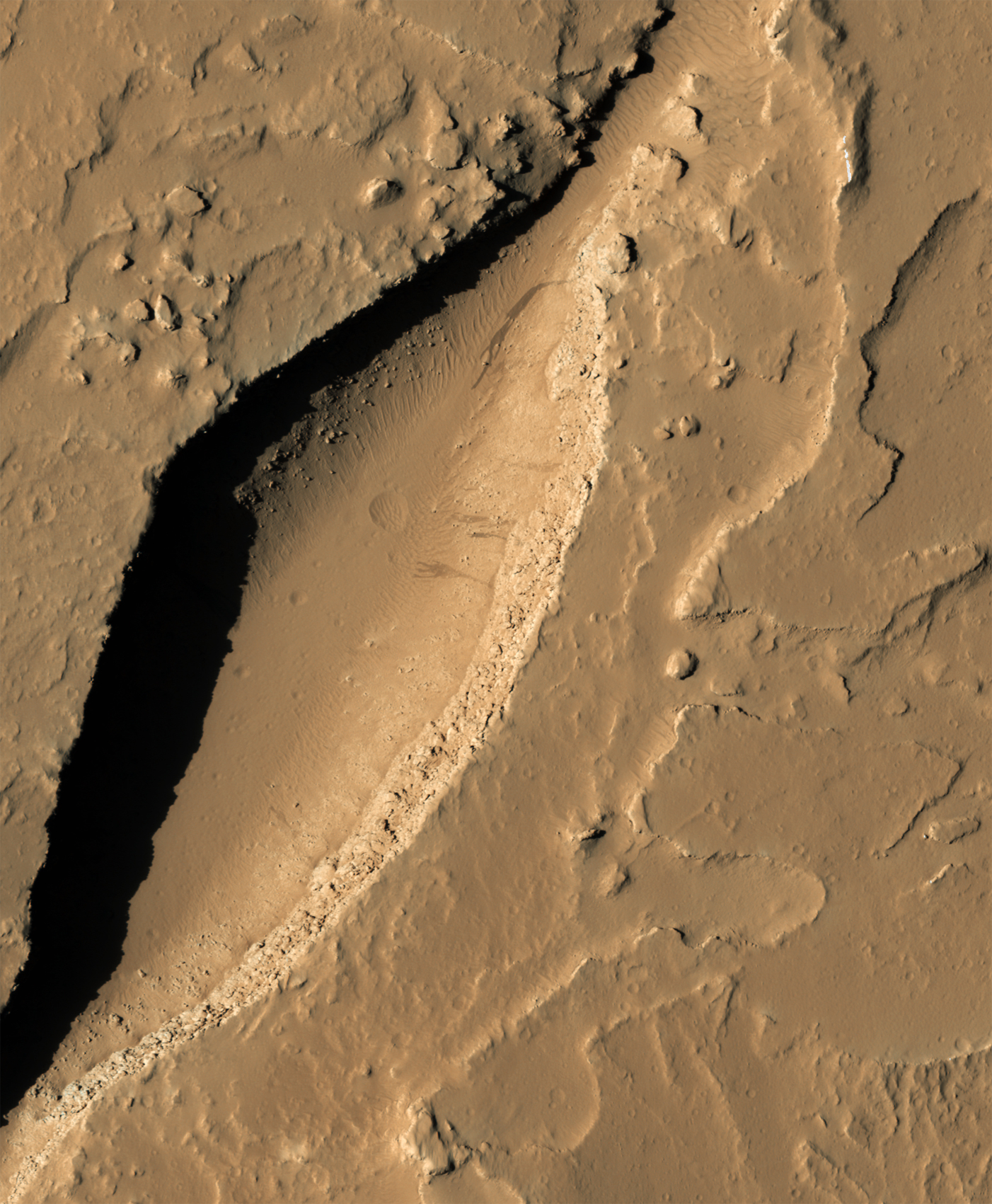 Большой поверхности а также. Гора Олимп на Марсе. Маринер Марс. Вулкан Олимп на Марсе. Долина Маринера на Марсе.