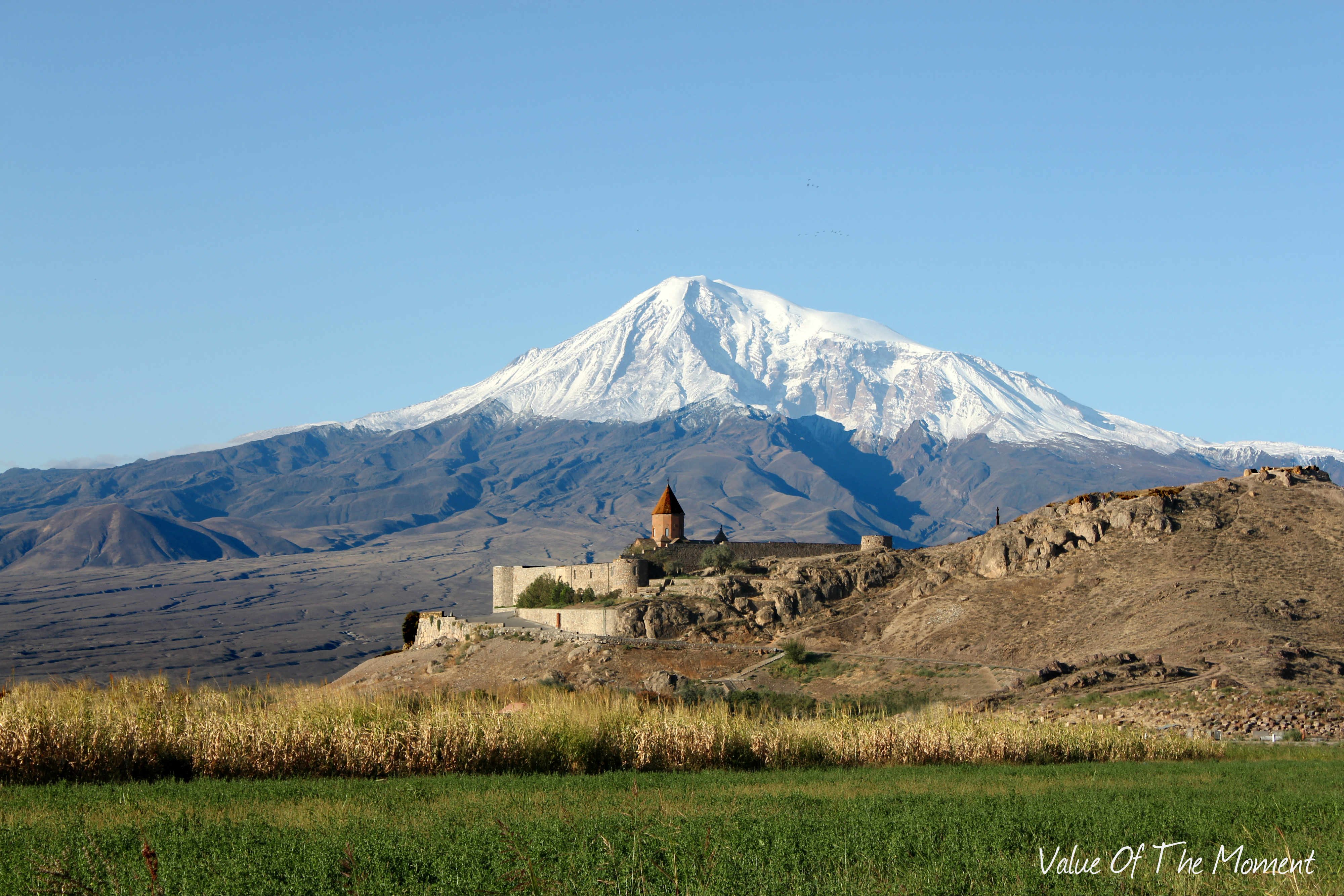 Гора в ереване. Гора Арарат и хор Вирап. Гора Масис в Ереване. Хор Вирап Армения. Монастырь хор Вирап в Армении.