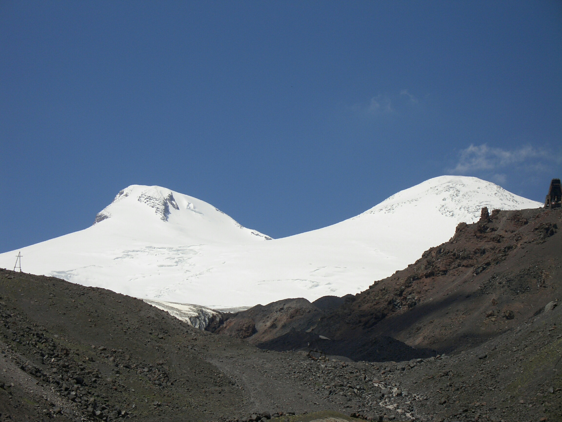 Самая высокая гора россии высотой 5642. Гора Эльбрус. Гора Эльбрус 5642 метра. Самая высокая гора в России Эльбрус. Гора Эльбрус высота.