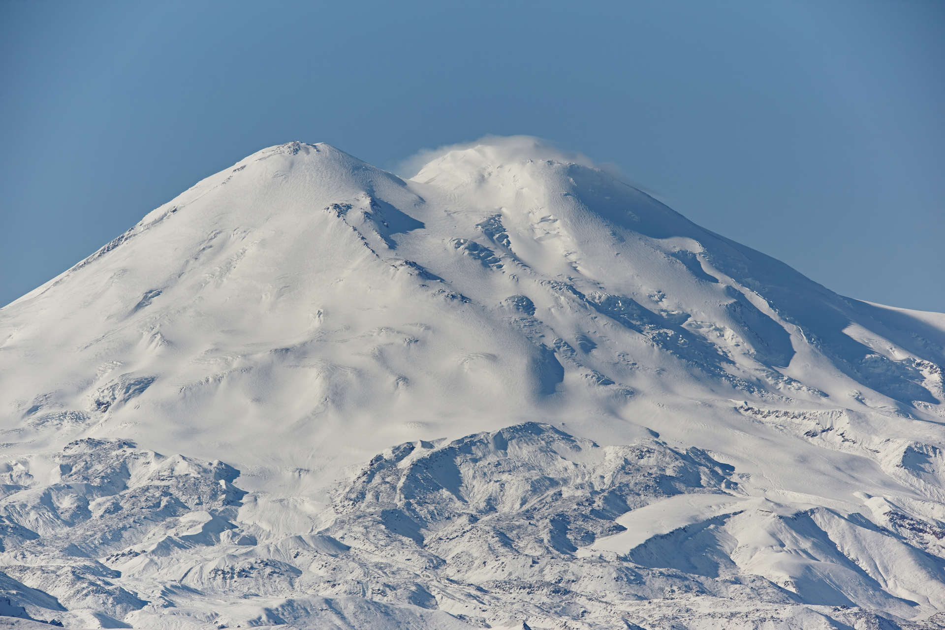 Гора эльбрус самая высокая точка. Северный Кавказ Эльбрус. Горы КЧР Эльбрус. Пик горы Эльбрус. Северный Кавказ горы Эльбрус.