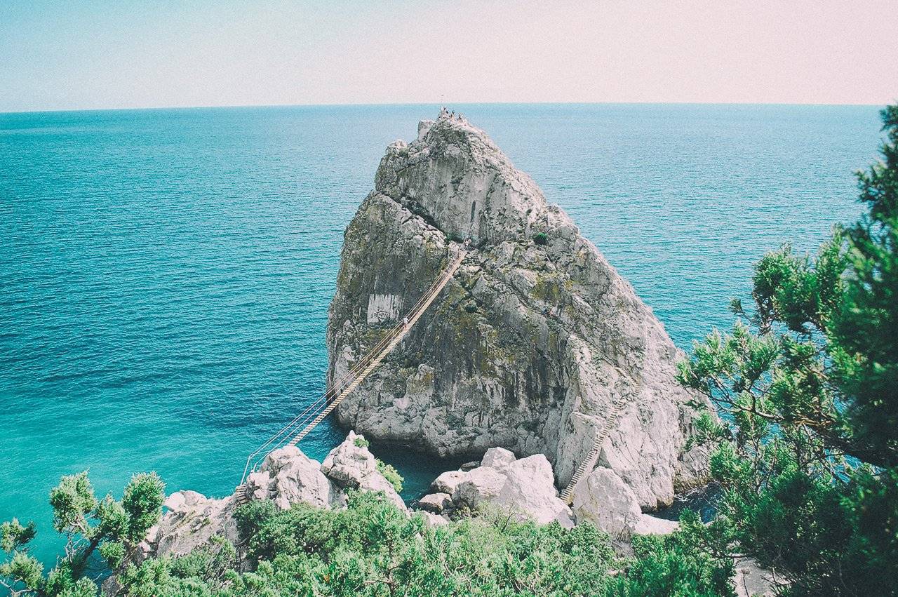 Высота скал в крыму. Симеиз. Скала дива. Гора дива в Крыму Симеиз. Скала Панеа Симеиз. Камень дива Симеиз.
