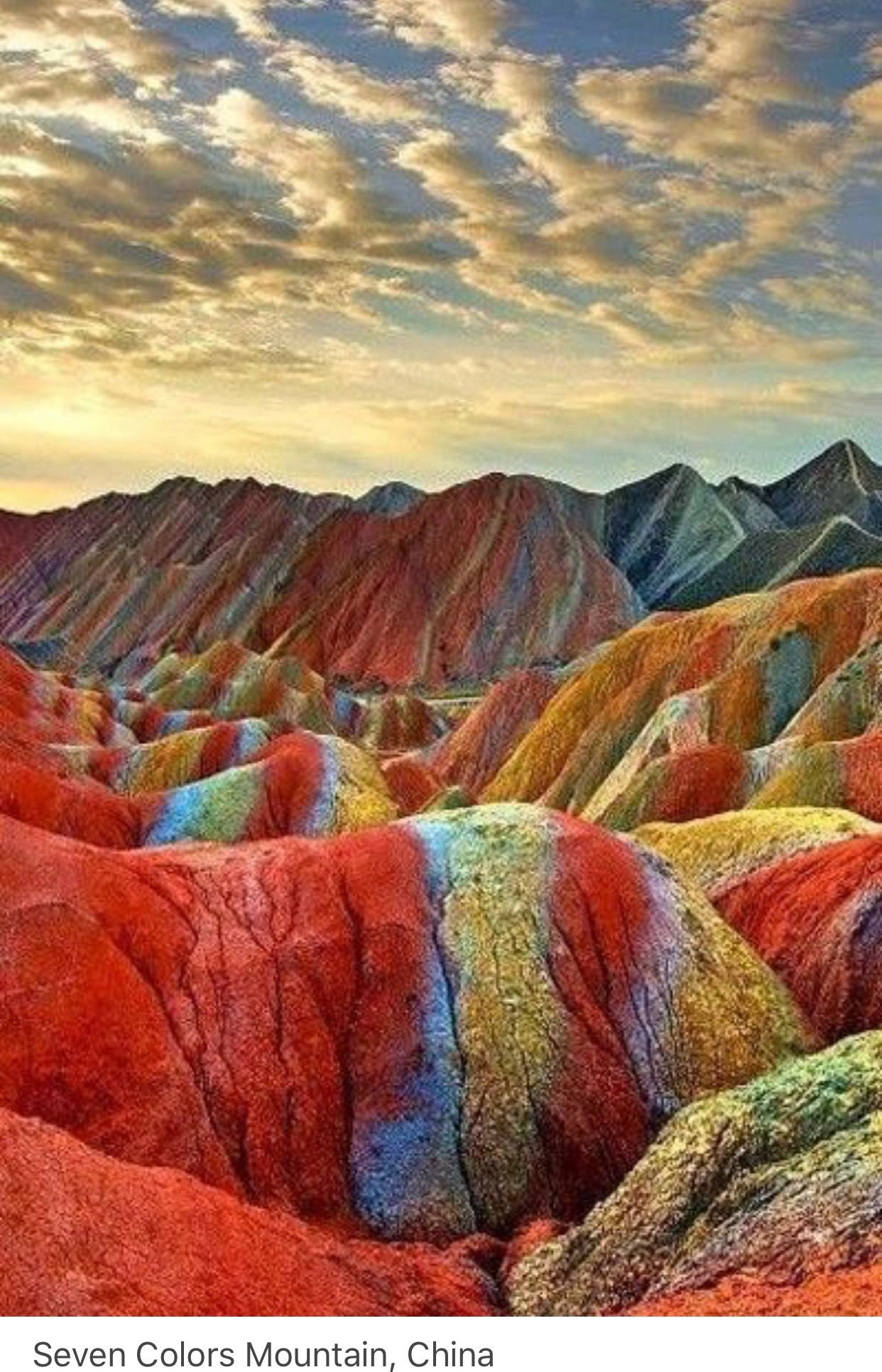 Цветные горы в Китае