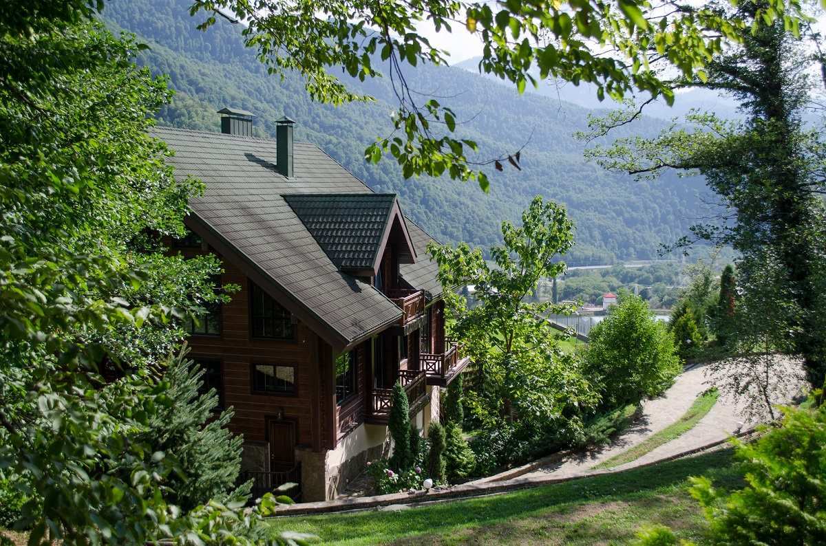 Дом в горах кавказа