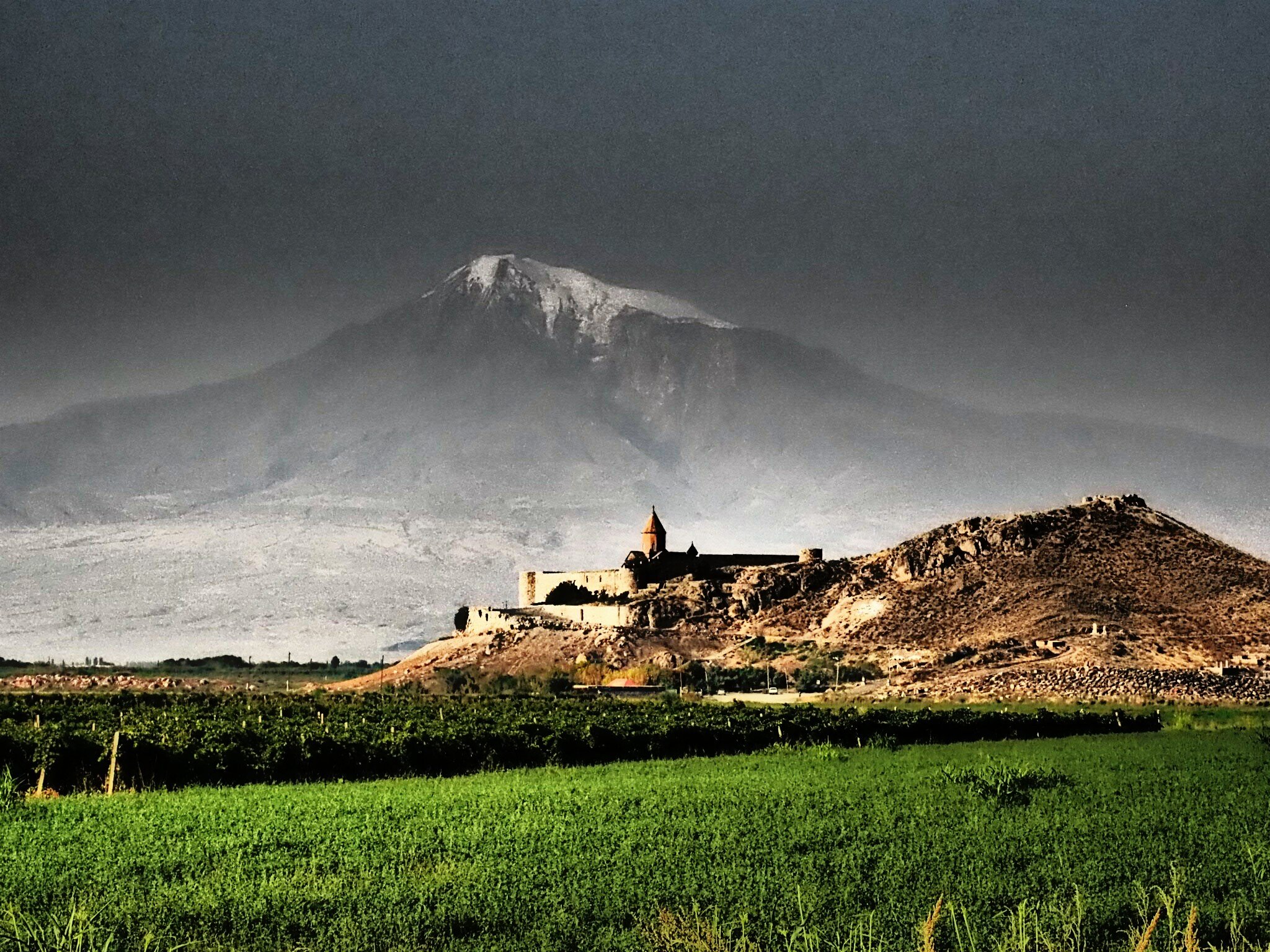Гора арарат в армении или в турции. Гора Арарат и Масис. Гора Масис Армения. Природа Армении гора Арарат. Гора Арарат с Араратской Долиной.