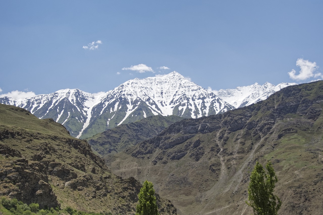 Таджикистан горы. Горы Памира в Таджикистане. Душанбе горы Памир. Природа Таджикистана Памир. Памир высокая гора.