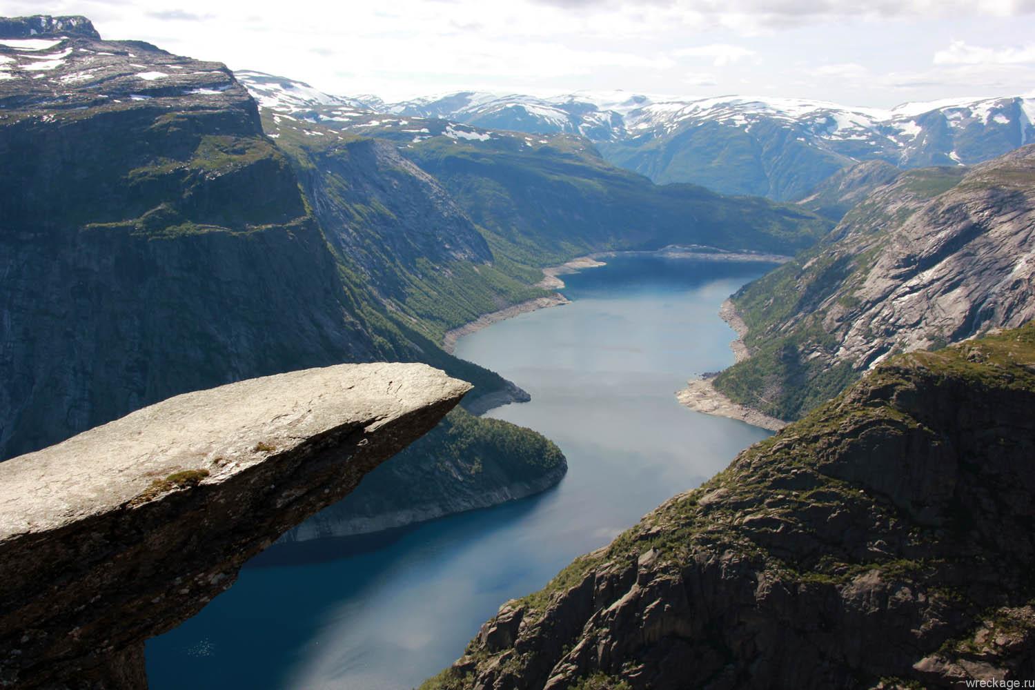 Язык тролля. Озеро рингедалсватн Норвегия. Гора скьеггедаль Норвегия. Скала Троллтунга. Норвегия Утес язык тролля.