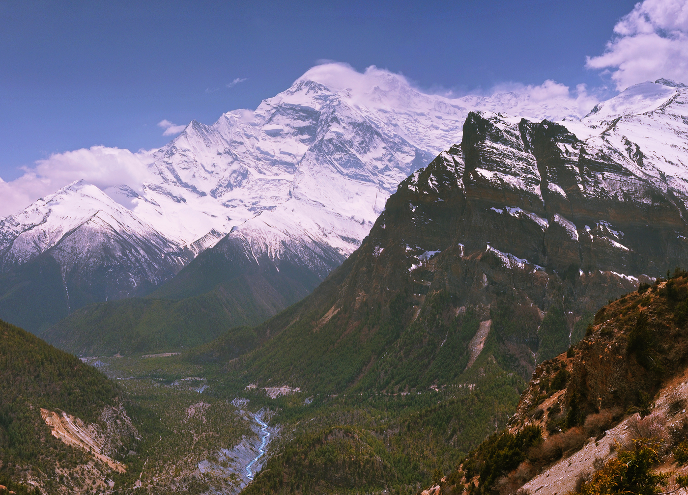 Высокие горы индии. Непал Гималаи. Индия горы Гималаи. Горный массив в Гималаях. Высокогорье Гималаев.
