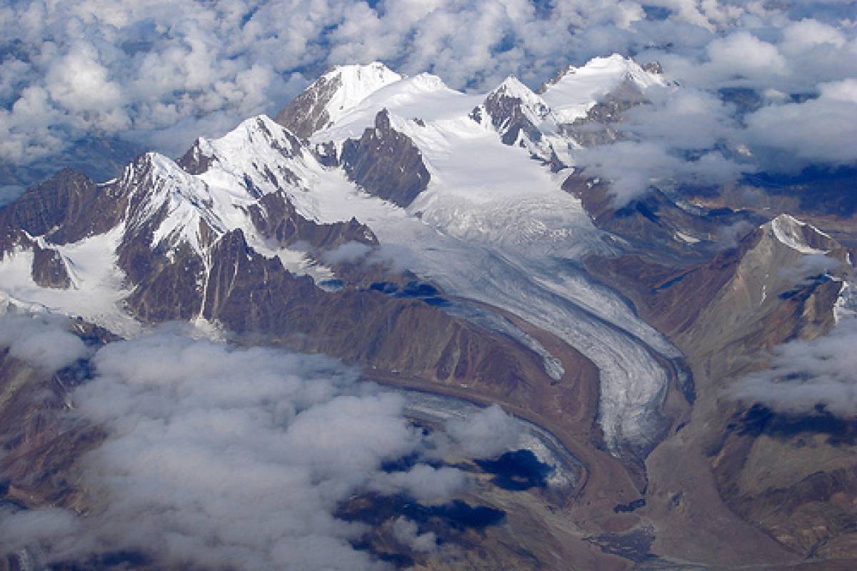 Горный ледник это. Ледники Гималаев. Горы Гималаи. Ледник Ронгбук. Горный ледник Гималаи.