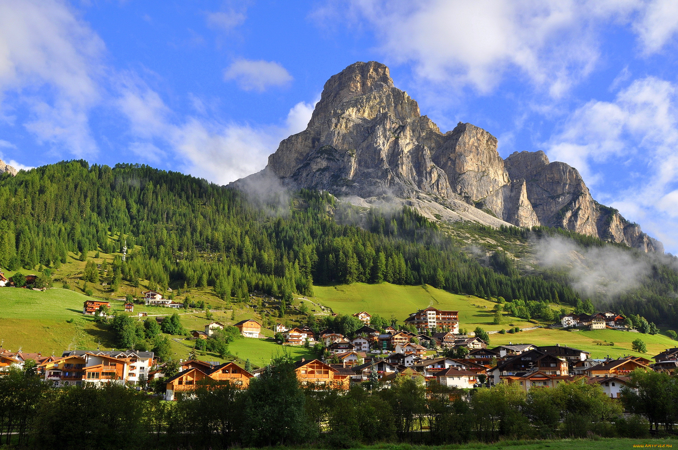 Город около гор. Доломитовые Альпы Больцано. Альпы Италия Южный Тироль. Тирольские Альпы Италия. Доломитовые Альпы Австрия Шале.