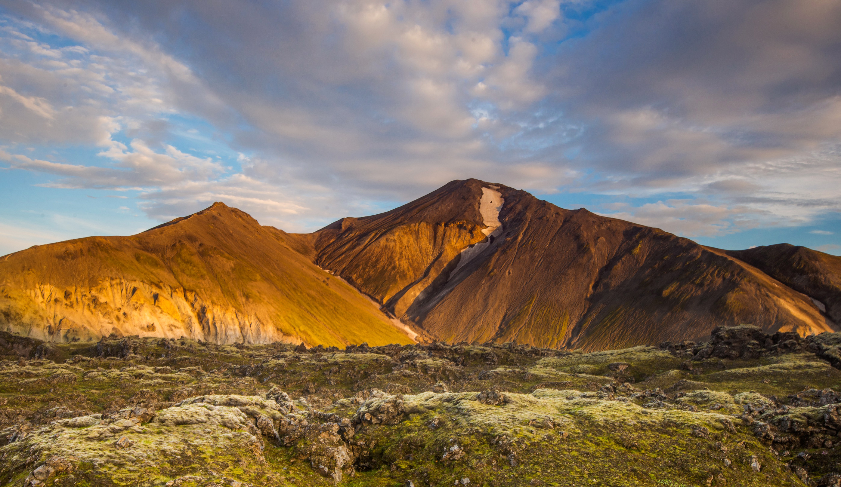 Золотая гора фото. Исландия горы. Золотые горы. Золотые горы Алтая. Гора золота.