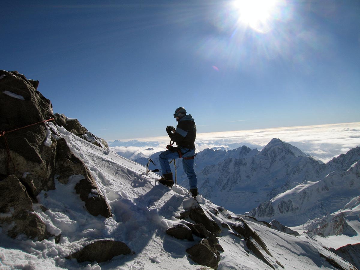 Проявить гора. Восхождение на Эльбрус пик. Гора Эльбрус альпинисты. Эльбрус покорение вершины. Альпинисты на Эльбрусе.