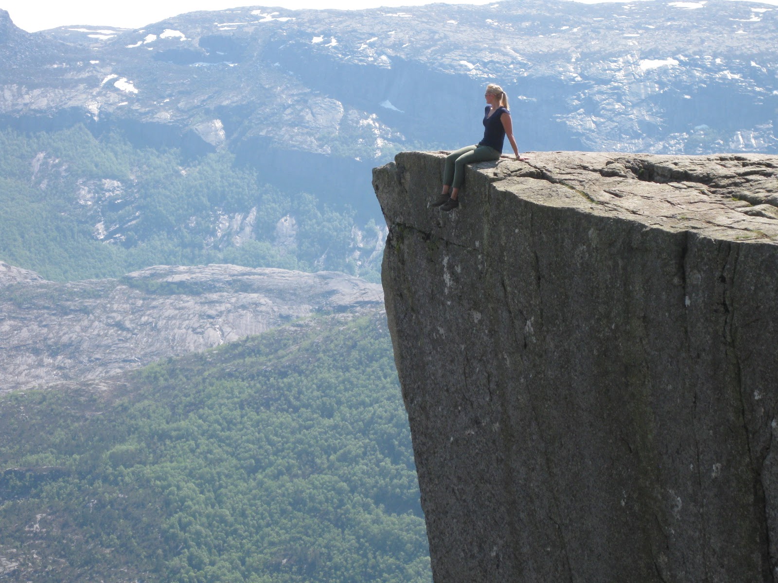 Отвесные обрывы скал. Утес Прекестулен Норвегия без людей. Плато Кьераг Норвегия. Утес горы смотровая площадка Норвегия. Отвесная скала.
