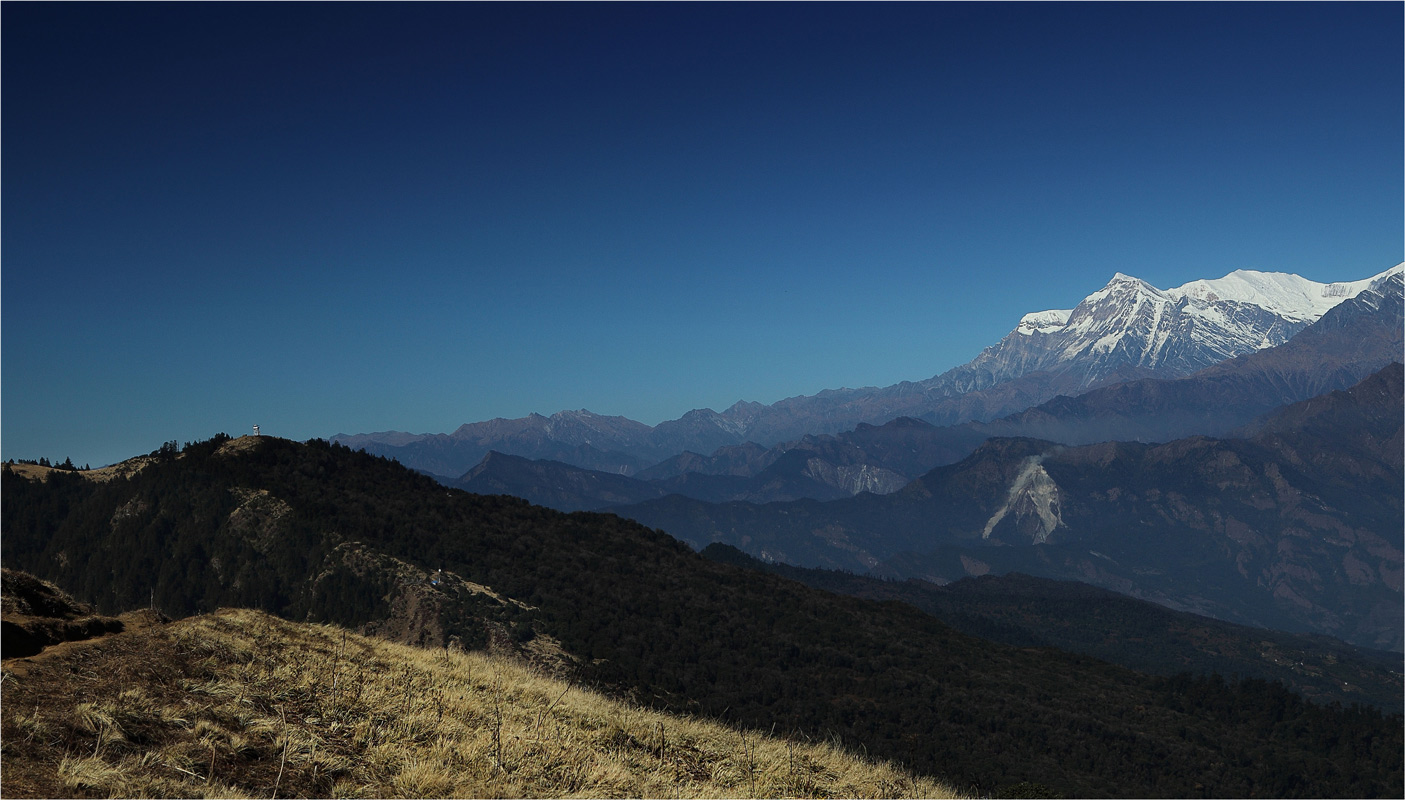 В дали видны горы. Горы вдали. Непал горы. Горы молчат. Горы вдали фото.