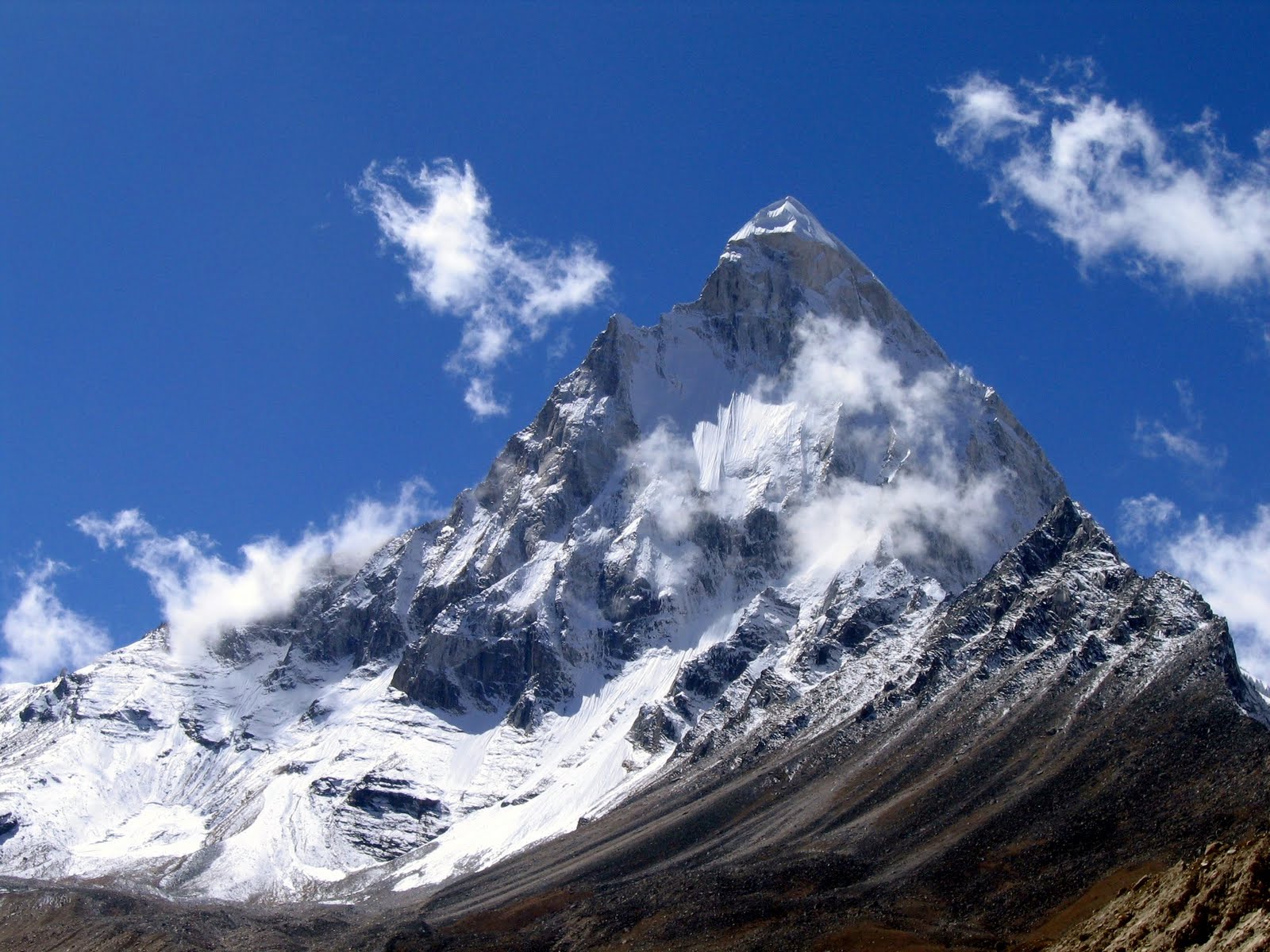 Гималаи сайт. Гора Шивлинг. Горы Гималаи. Гора Кайлас. Гора Кайлас в Гималаях.