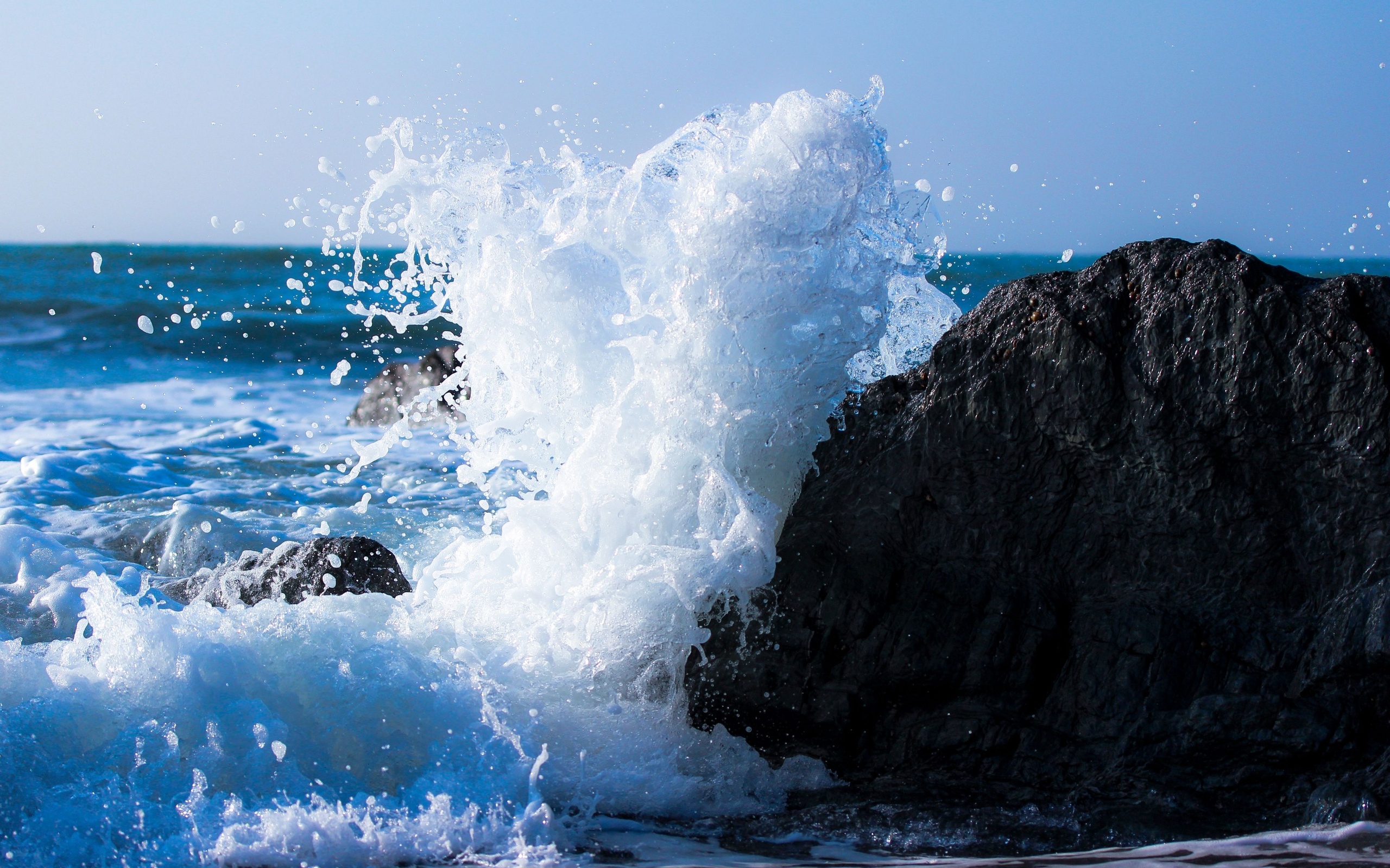 Разбиваются о берег. Море скалы шторм Крым. Море, волны. Океан волны. Океан скалы волны.
