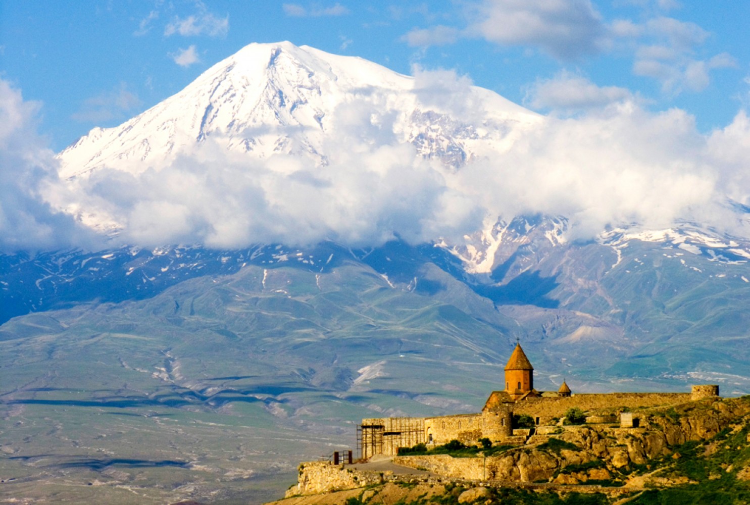 Гора арарат в армении или в турции. Гора Арарат в Армении. Гора Арарат монастырь хор Вирап. Гора Масис в Ереване. Хор Вирап Армения Арарат.