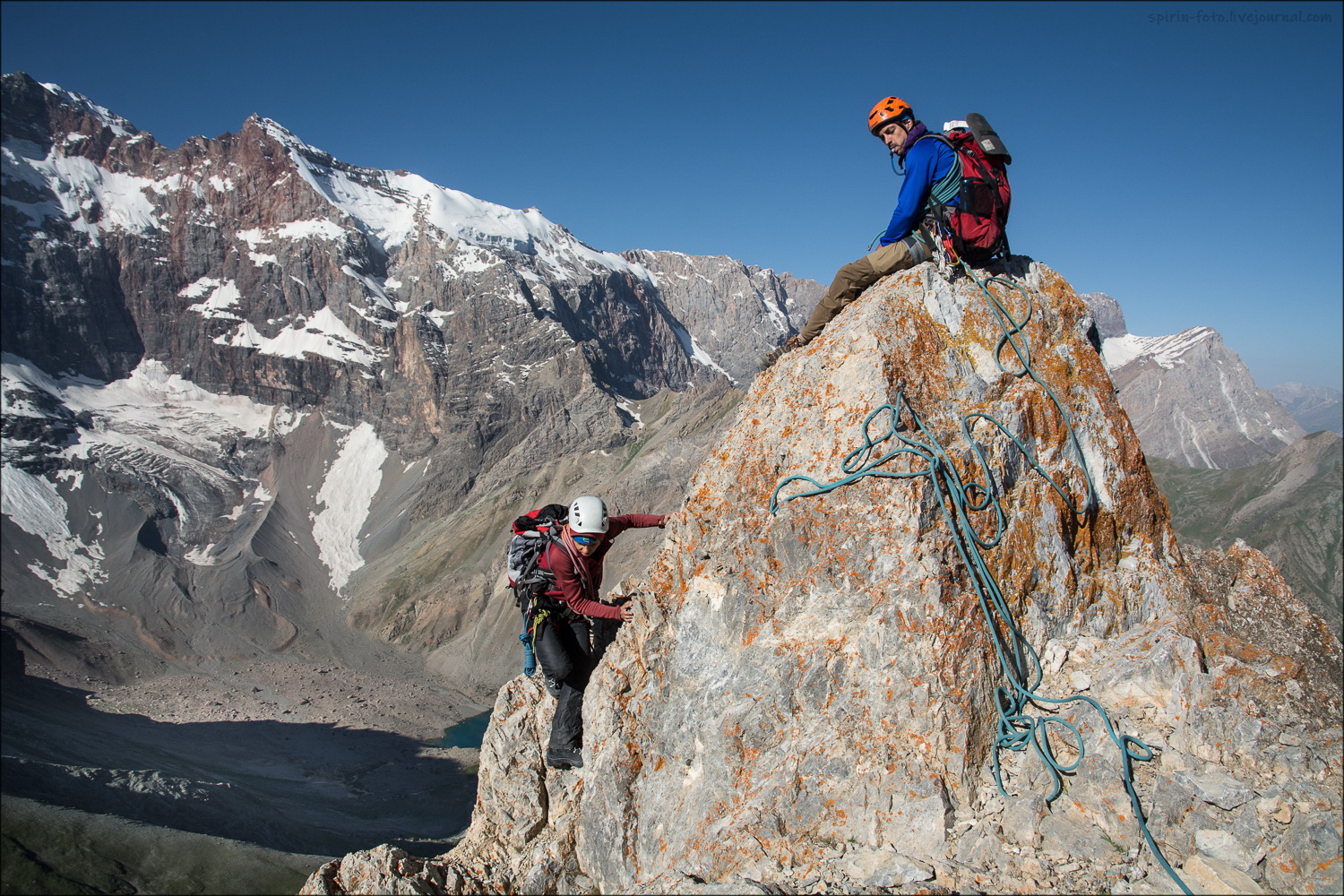 Какая гора занимает второе место по высоте. Фанские горы Таджикистан. Туристы в горах Памира. Фанские горы альпинист. Фанские горы поход 2021.