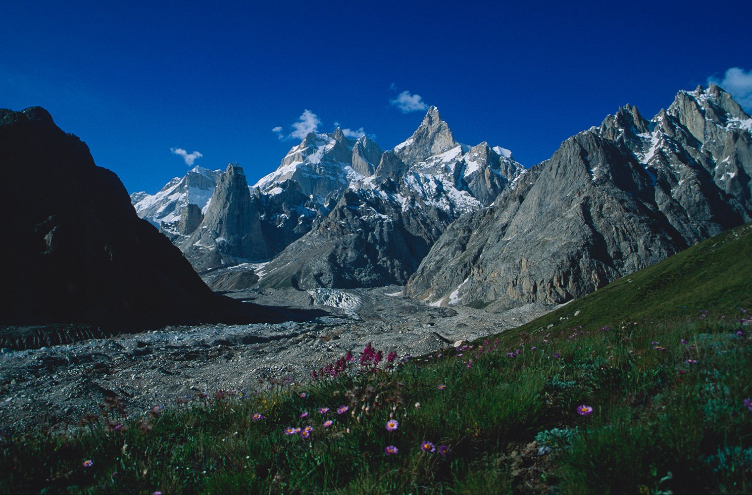 Полезные ископаемые гималаи. Каракорум (Горная система). Пакистан горы Каракорум. Каракорум и Гималаи. Горные массивы Гималаи Пакистан.